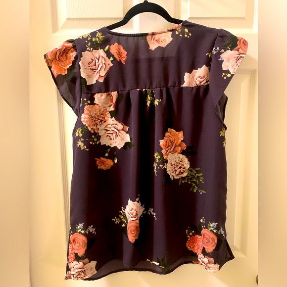 Pretty Grey floral blouse. - Picture 2 of 3
